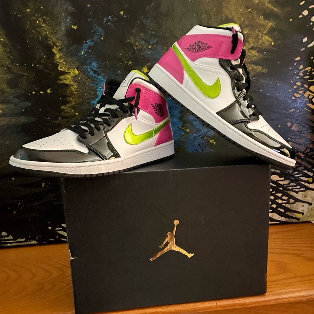 Jordan 1 Mids- White/cyber Active Fuchsia